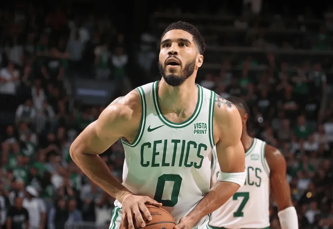 壹号娱乐- 塔图姆在独行侠比赛中夺冠，重要助攻引发热议！赢得满堂喝彩