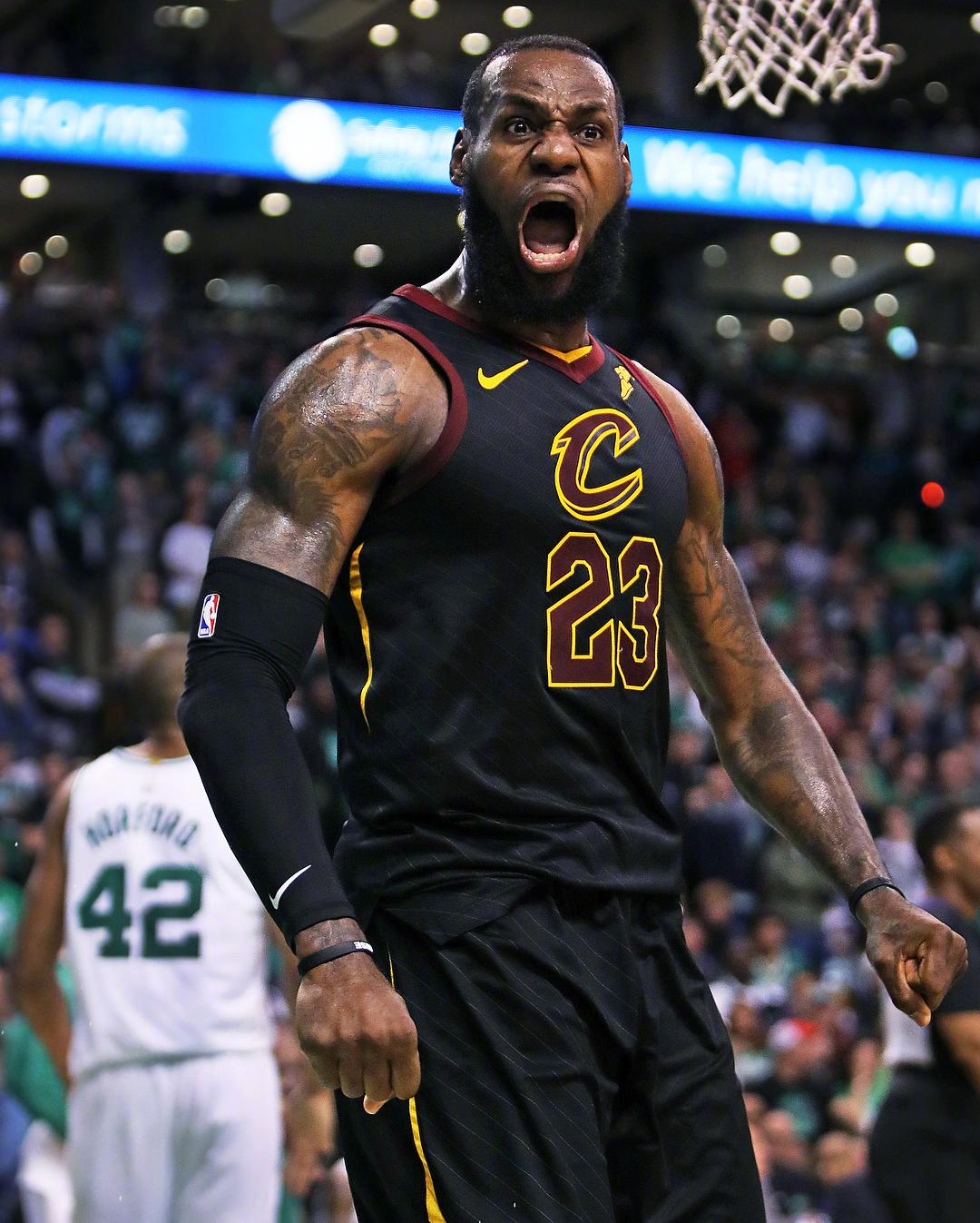 YIHAO-关于詹姆斯回归赛场，精彩发挥首场状态亮眼，老鹰观众沸腾！的信息